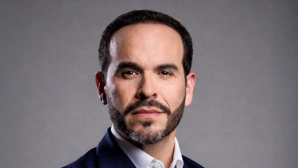Abelardo de la Espriella, un abogado influyente, desafía la política tradicional en su carrera presidencial.