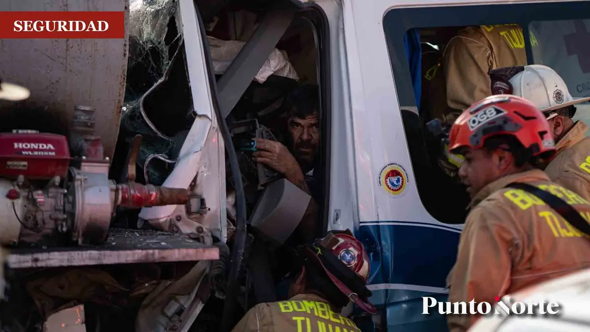Un choque entre transporte público y una pipa de agua causa múltiples lesiones en Tijuana.
