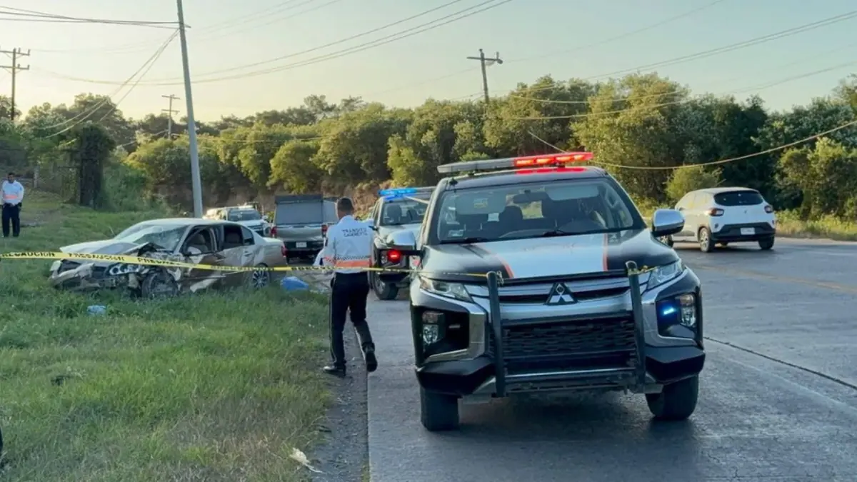 Un choque entre un auto y una camioneta generó tragedia en la carretera, aumentando preocupaciones sobre la seguridad vial en la zona.