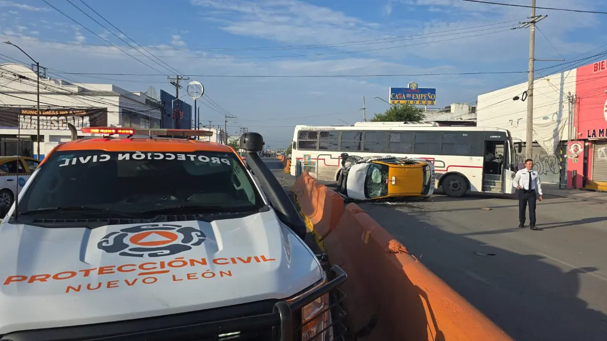 El choque involucra un transporte de personal y un taxi en horas de la mañana.