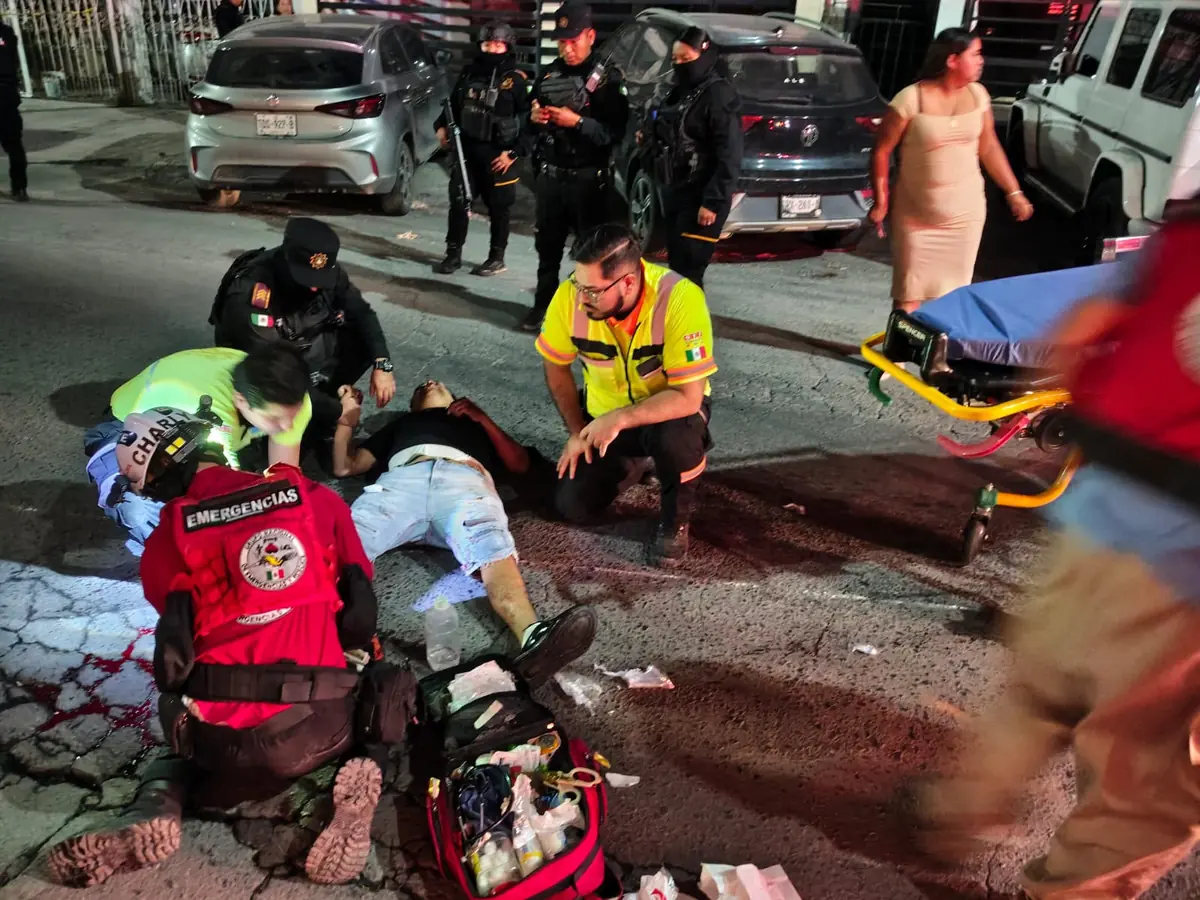 Un motociclista sufrió una amputación tras perder el control y chocar en Residencial Aztlán.