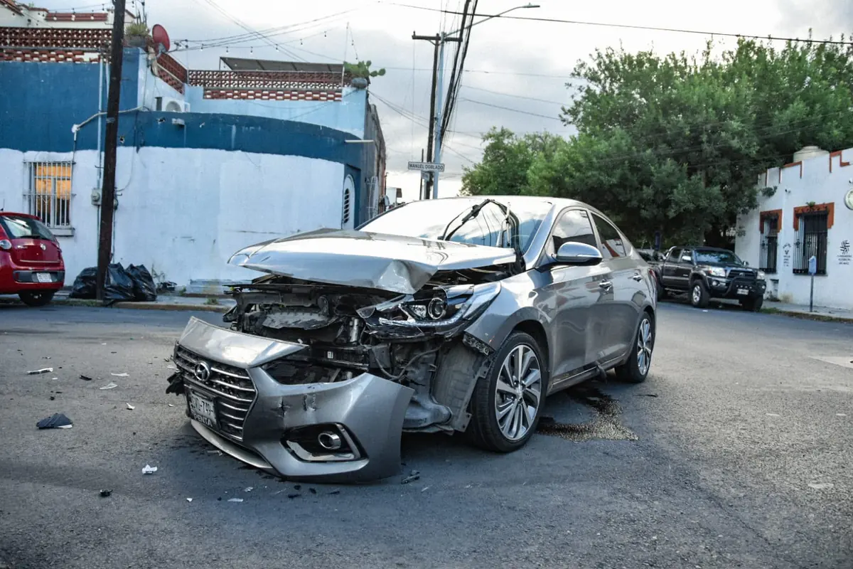 Una colisión en el centro de Monterrey moviliza a emergencias, un conductor permanece en el lugar a la espera de atención.