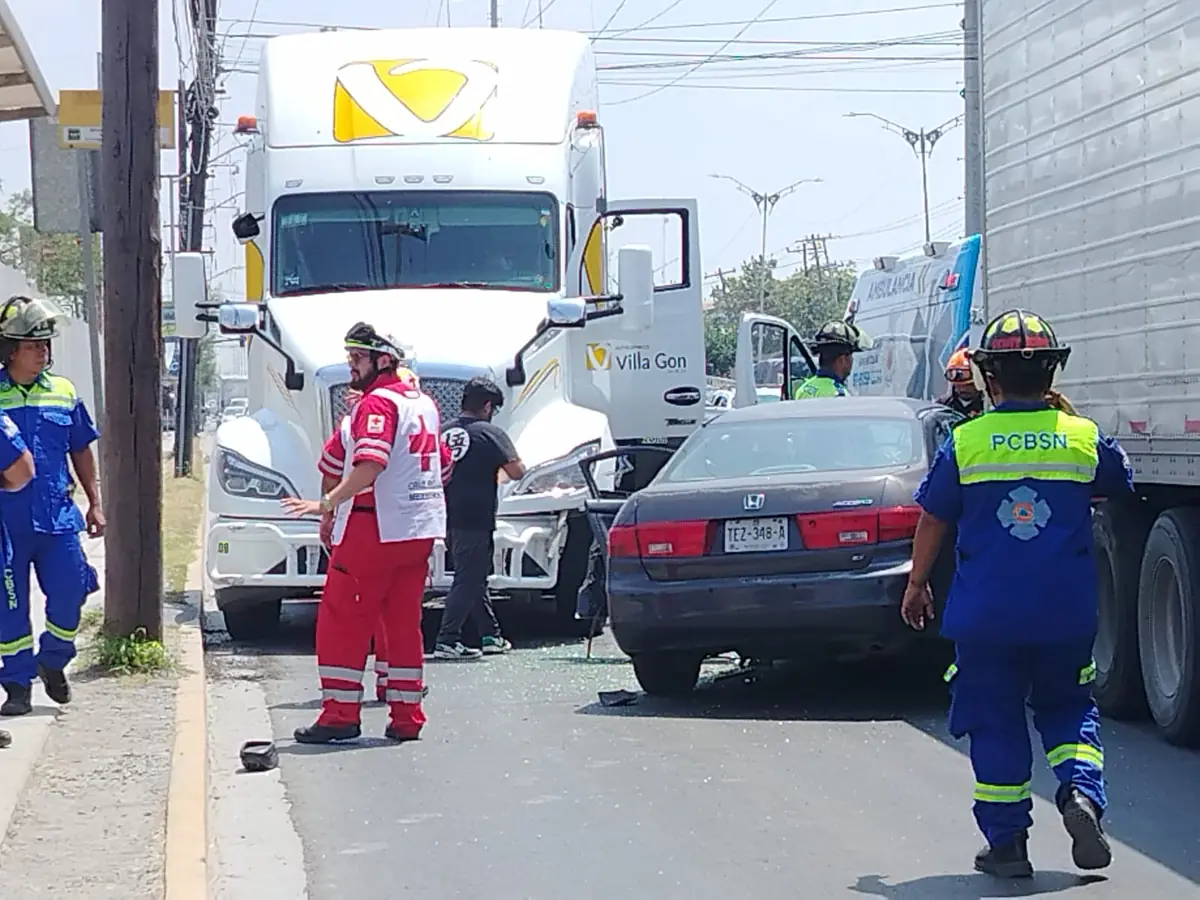 Un choque en la intersección de López Mateos provoca caos vehicular y movilización de emergencias.