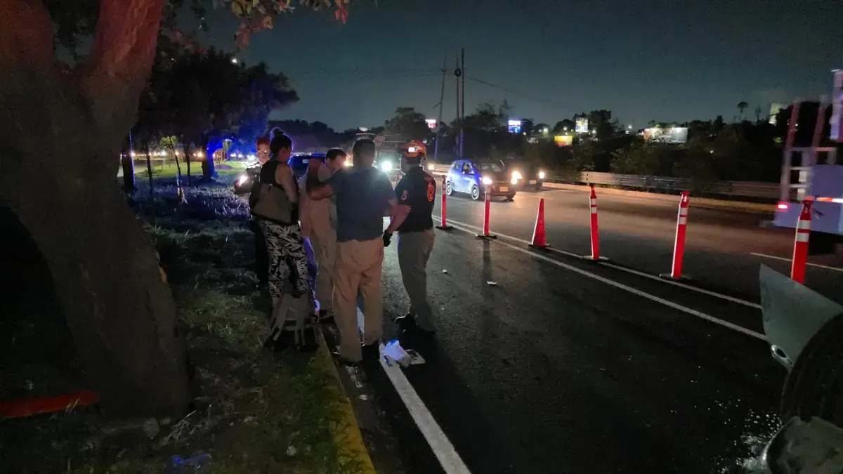 Un vehículo volcó tras un posible desmayo del conductor en Guadalupe, Nuevo León.
