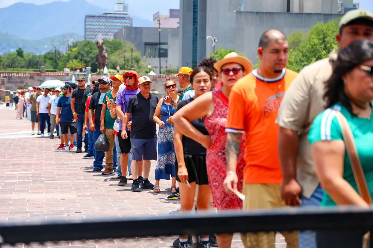Cientos de aficionados disfrutan de la Copa del Mundo en un ambiente festivo y familiar.
