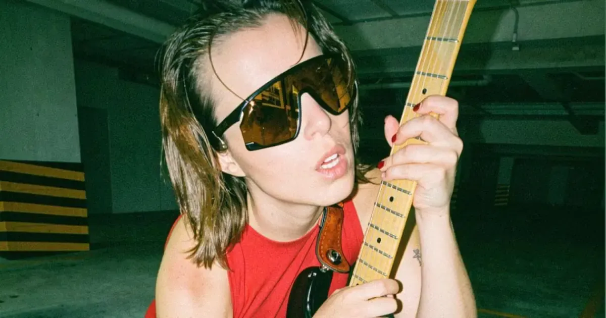 La cantante mexicana explora vulnerabilidad y honestidad en su nueva canción, adelantando su álbum ‘Alto rendimiento’.