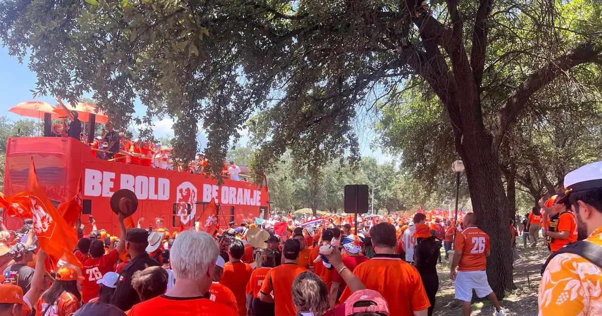 Miles de personas celebraron con entusiasmo previo al partido entre Países Bajos y Marruecos en el Parque Fundidora.