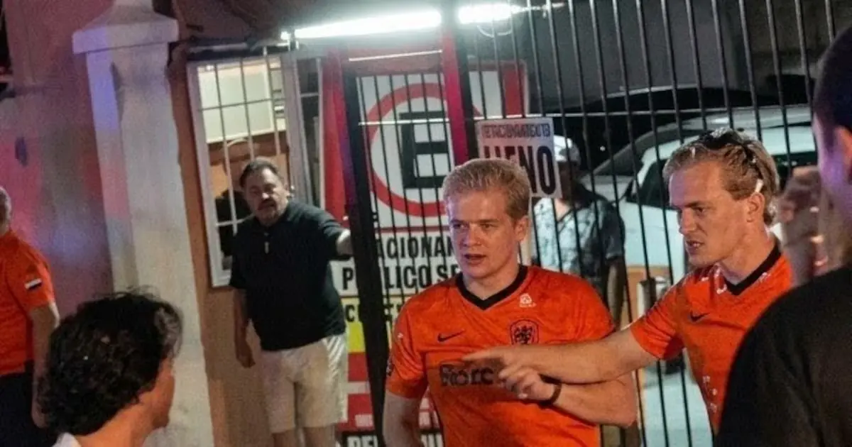 Un enfrentamiento entre turistas holandeses y jóvenes de Monterrey genera preocupación tras el uso de espuma en un acto irrespetuoso.