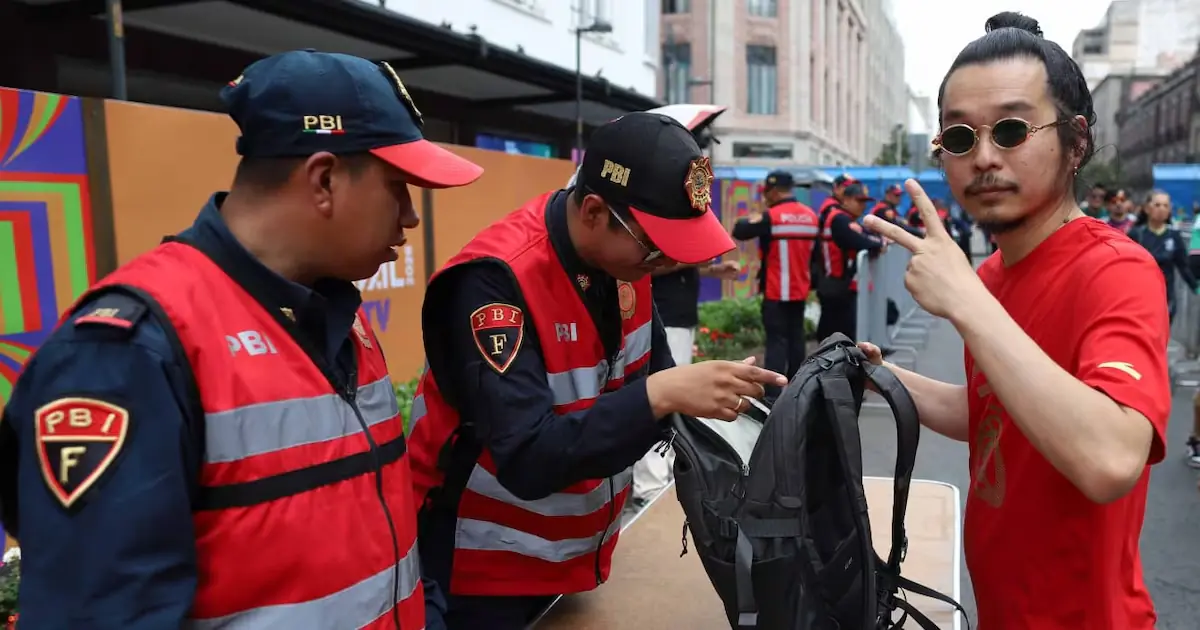 Los seguidores de Japón reciben 20 mil bolsas de basura para mantener la limpieza en el evento deportivo.