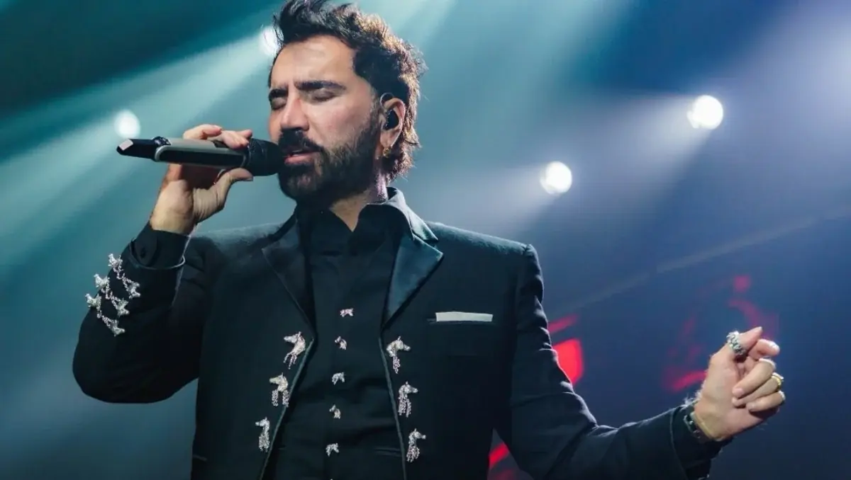 El cantante se prepara para interpretar el Himno Nacional Mexicano en la inauguración del Mundial.