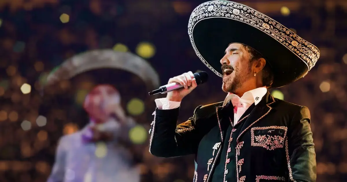 El famoso cantante mexicano destaca durante la ceremonia previa al partido México vs Sudáfrica.