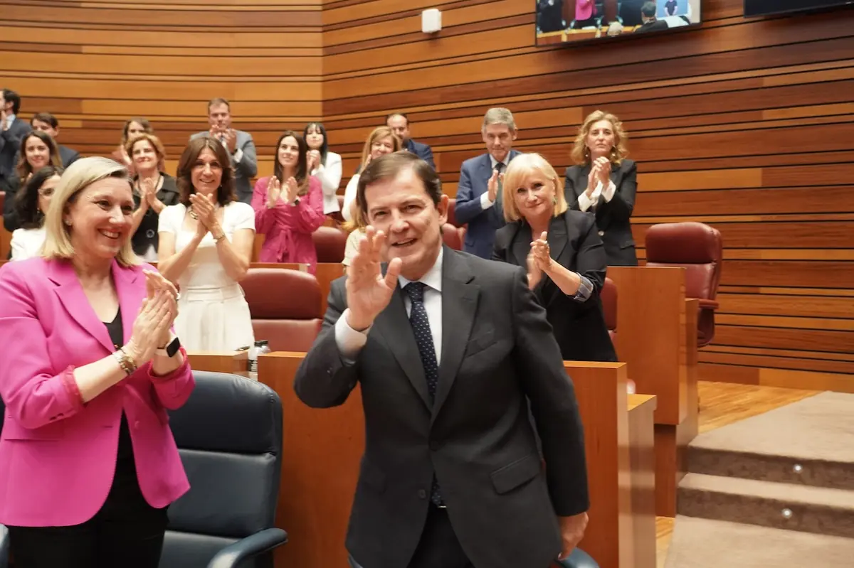 La investidura del líder popular marca su tercer mandato en la Junta.