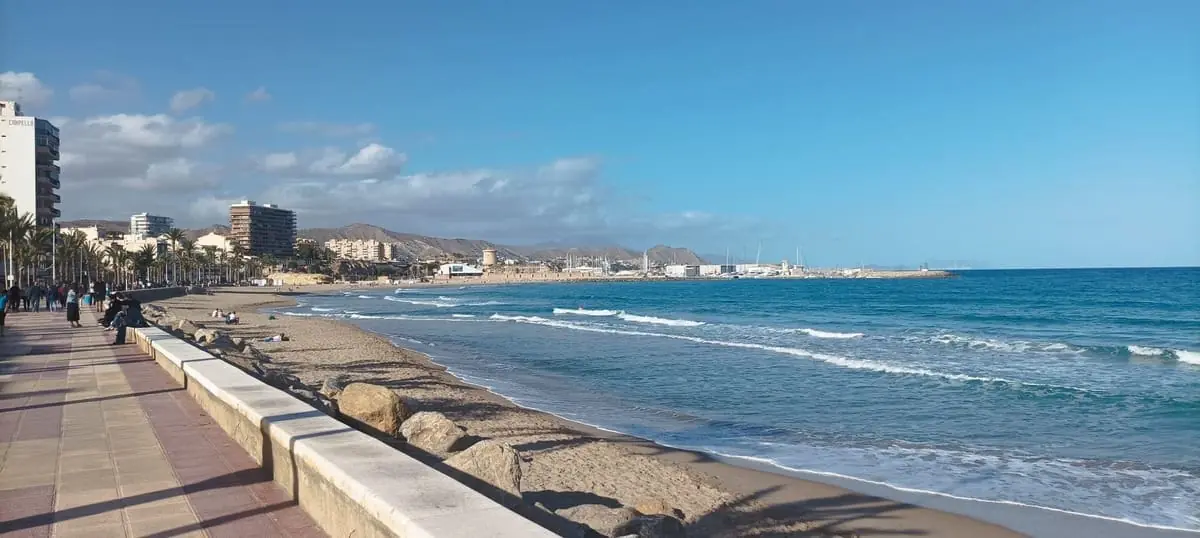 Las condiciones climáticas en Alicante destacan por lluvias débiles y cambios en la temperatura.