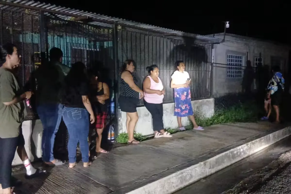 Habitantes de la colonia Fátima exigen a la CFE soluciones inmediatas tras un nuevo apagón.