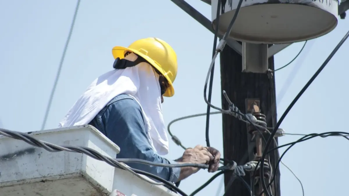Los cortes de luz en Monterrey se deben a la alta demanda y el deterioro de la infraestructura eléctrica.