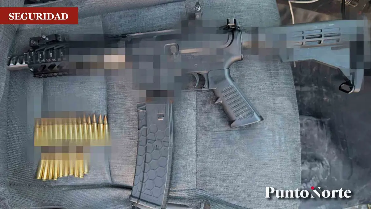 Un arma larga fue encontrada en un vehículo tras un reporteo de personas armadas.