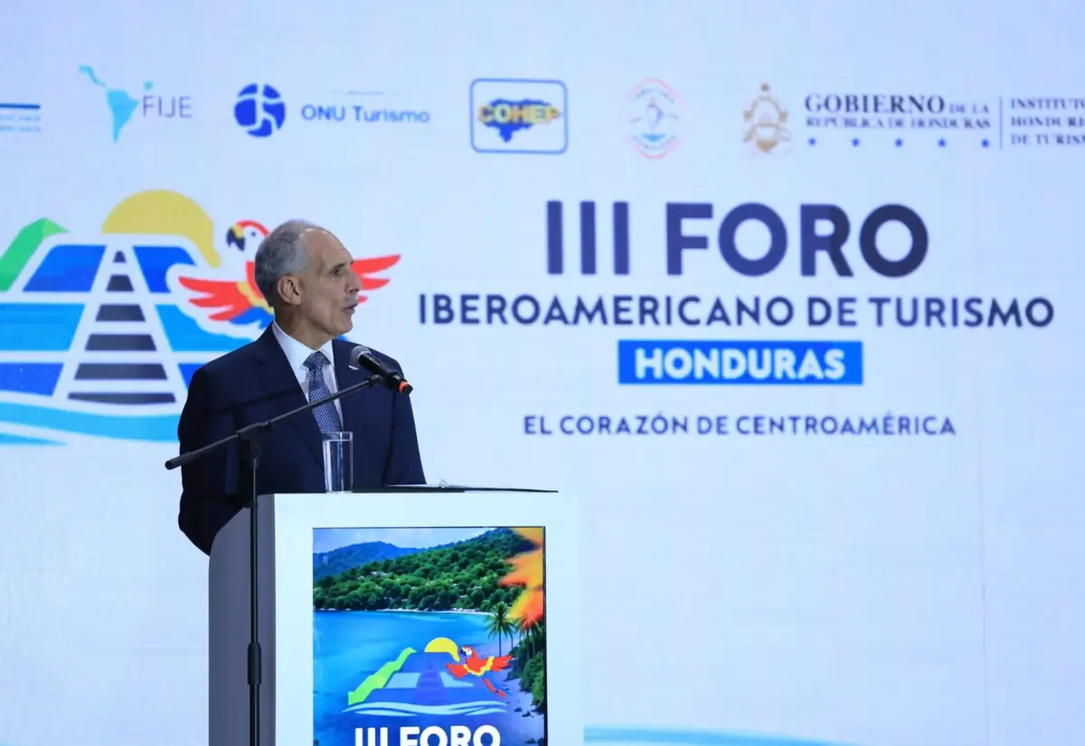 El presidente de Honduras destaca la importancia de la inversión y el desarrollo económico en el ámbito turístico.