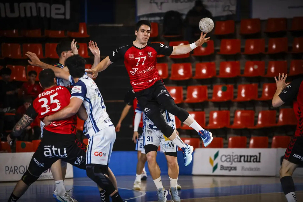 La renovación del lateral asegura su continuidad y liderazgo en el equipo burgalés.