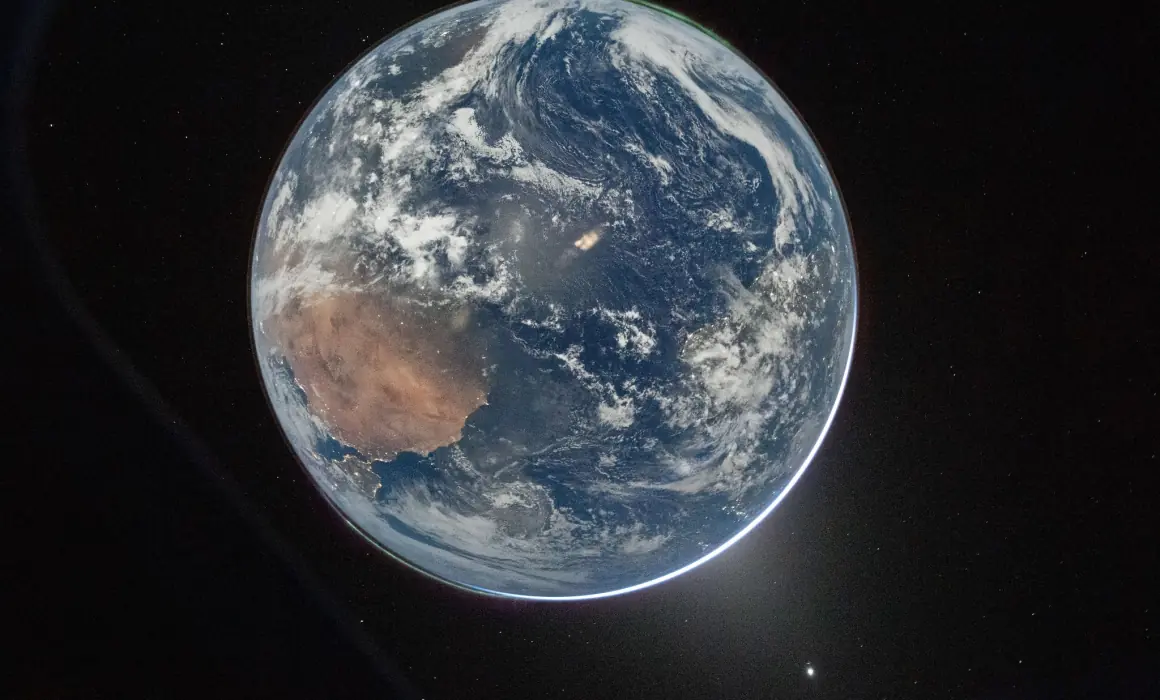 Los tripulantes de la Estación Espacial Internacional reanudan operaciones tras protocolo de emergencia por escape de oxígeno.