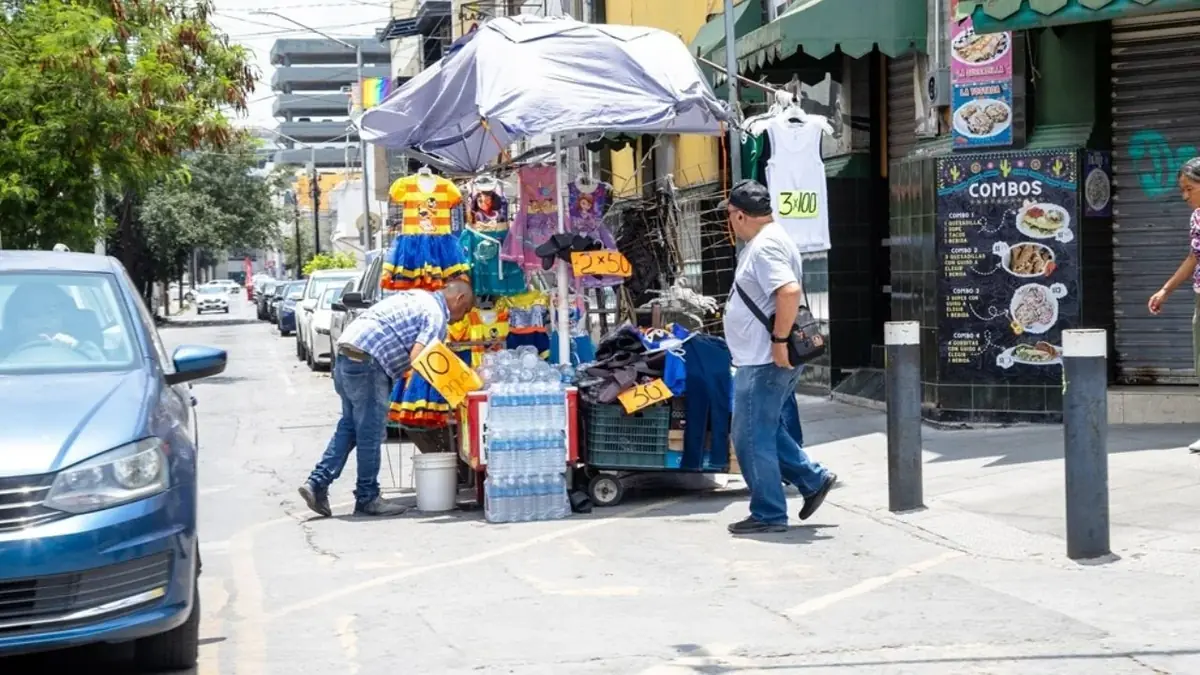 Más de un millón de personas trabajan en la informalidad en Nuevo León, un fenómeno que crece por altos costos y complicados trámites.