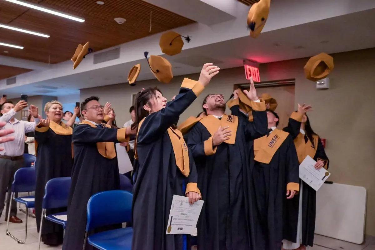La temporada de graduaciones incrementa los costos familiares en medio de la inflación.
