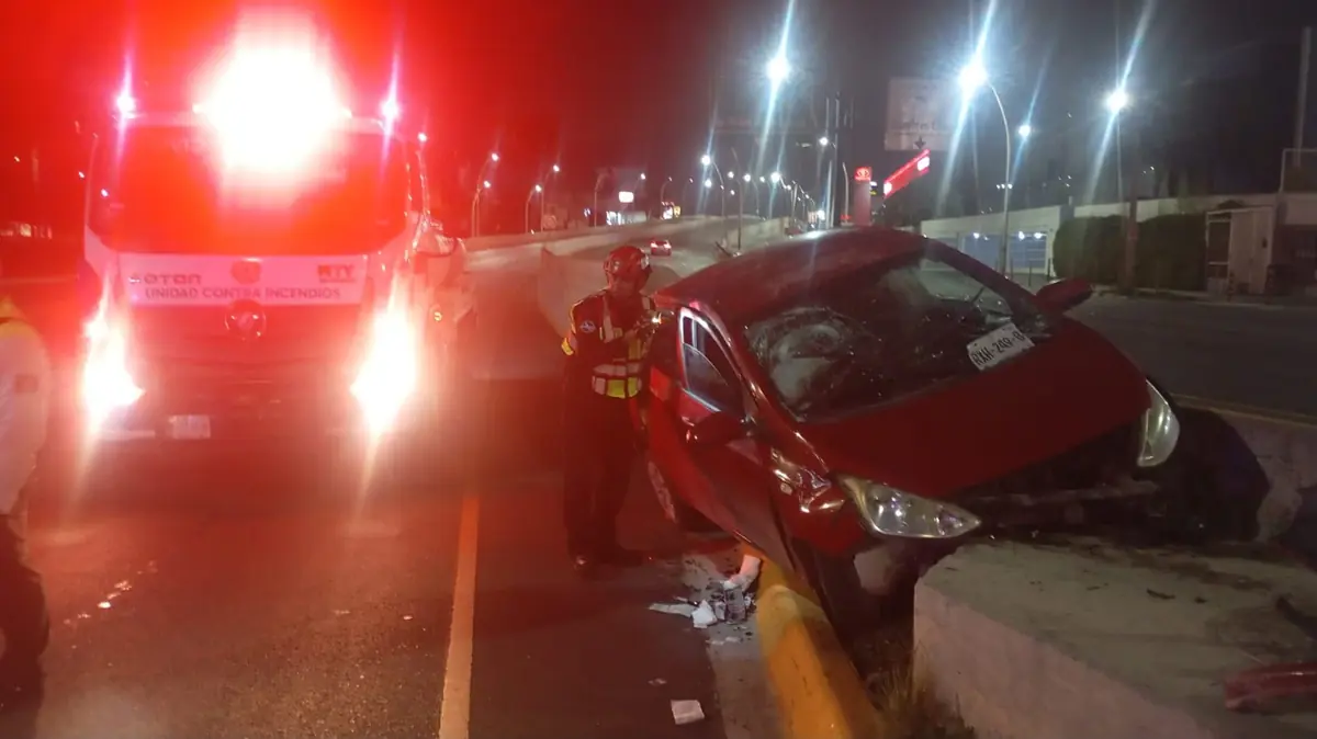 Un vehículo fue encontrado sobre el camellón central, sin conductor, tras un incidente vial en Monterrey.