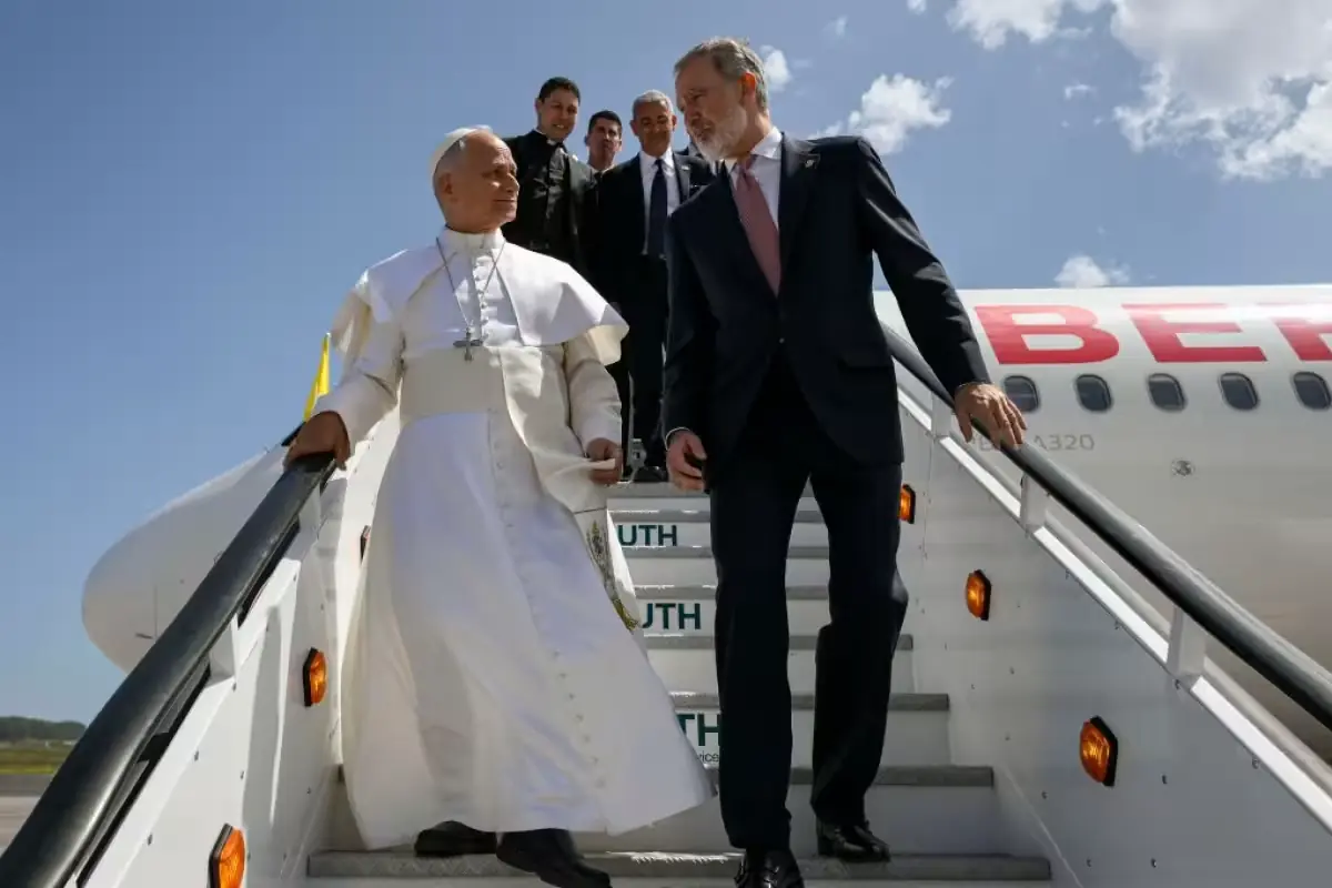 El Papa León XIV retrasó su vuelo a Roma por una falla técnica en Tenerife, siendo necesario enviar otra aeronave desde Madrid.