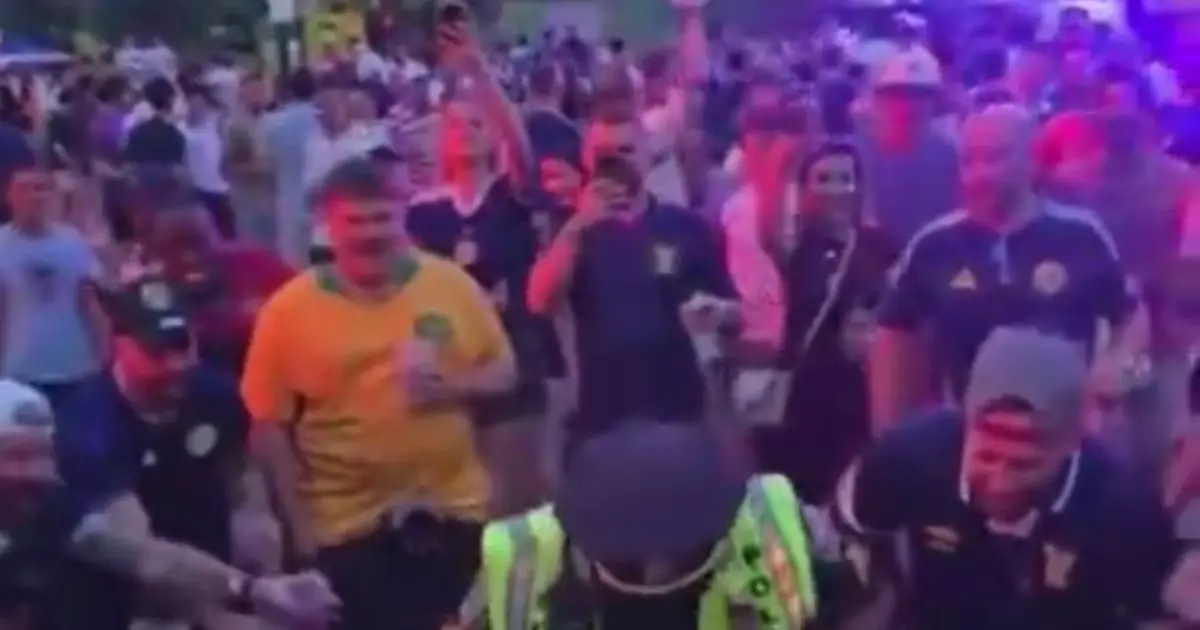 Un oficial se suma a las celebraciones del Mundial y se convierte en sensación en las redes sociales.
