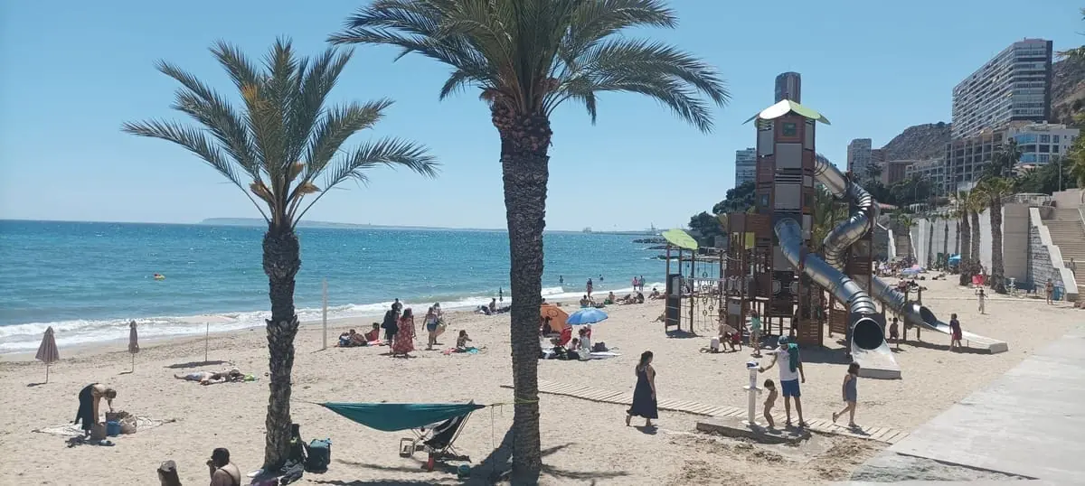 La provincia de Alicante experimenta un día estable con temperaturas agradables y cielos poco nubosos.