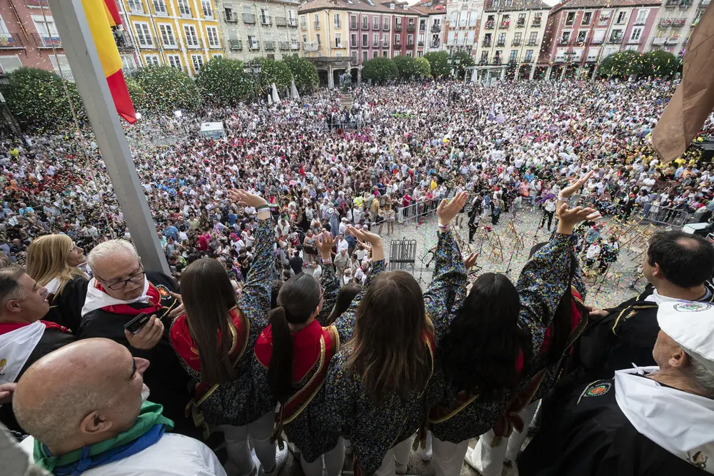 La celebración se destaca por su enfoque inclusivo y solidario, promoviendo la participación ciudadana.