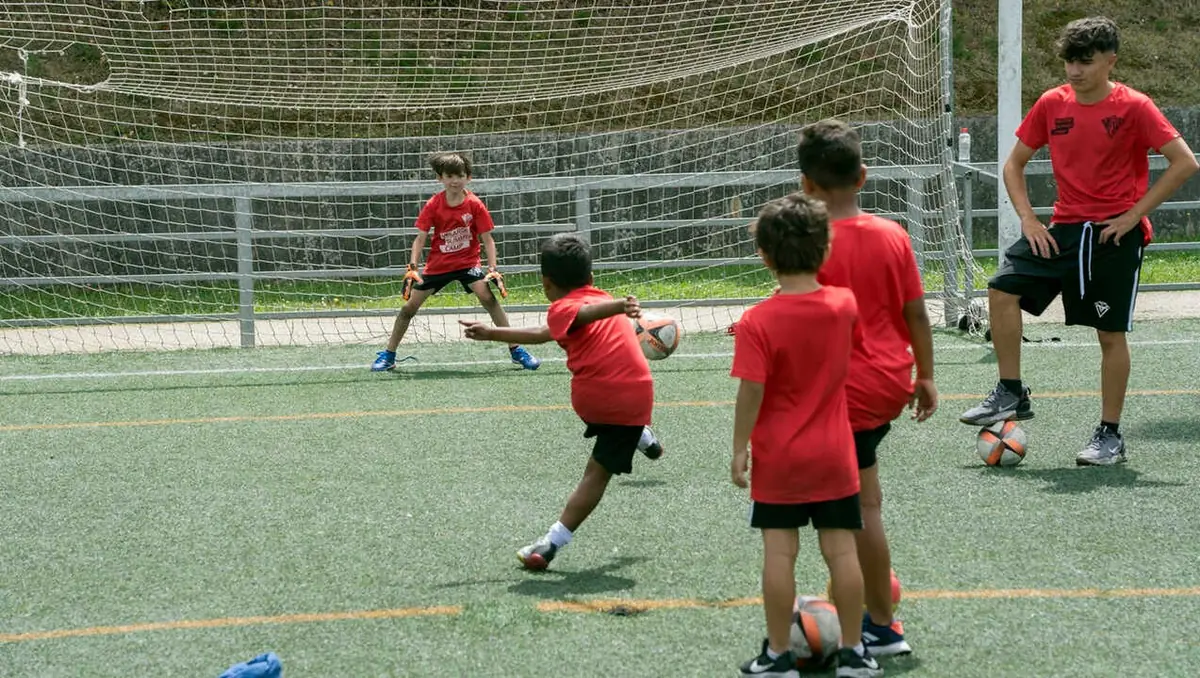 La programación incluye diversas disciplinas para promover el deporte y hábitos saludables entre los niños y jóvenes del municipio.