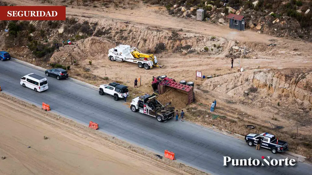 El conductor salió ileso, pero el incidente causó daños en una propiedad privada.