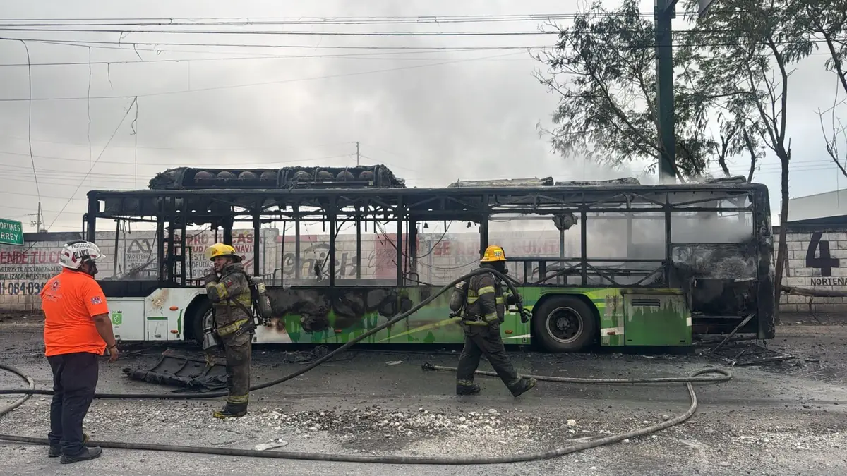 Un camión de transporte público se calcinó sin causar lesiones a pasajeros ni daños a la infraestructura.