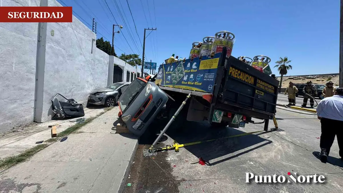 Un camión cargado de gas embiste a 11 vehículos en Tijuana, causando lesiones.