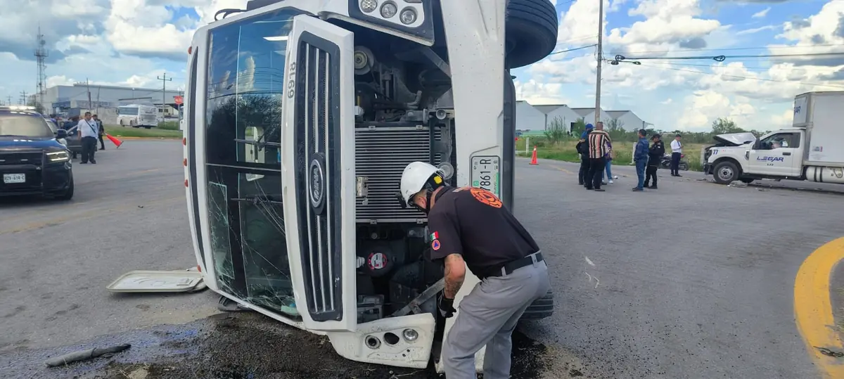 Un accidente en Ciénega de Flores involucró a un autobús sin lesiones graves para los ocupantes.