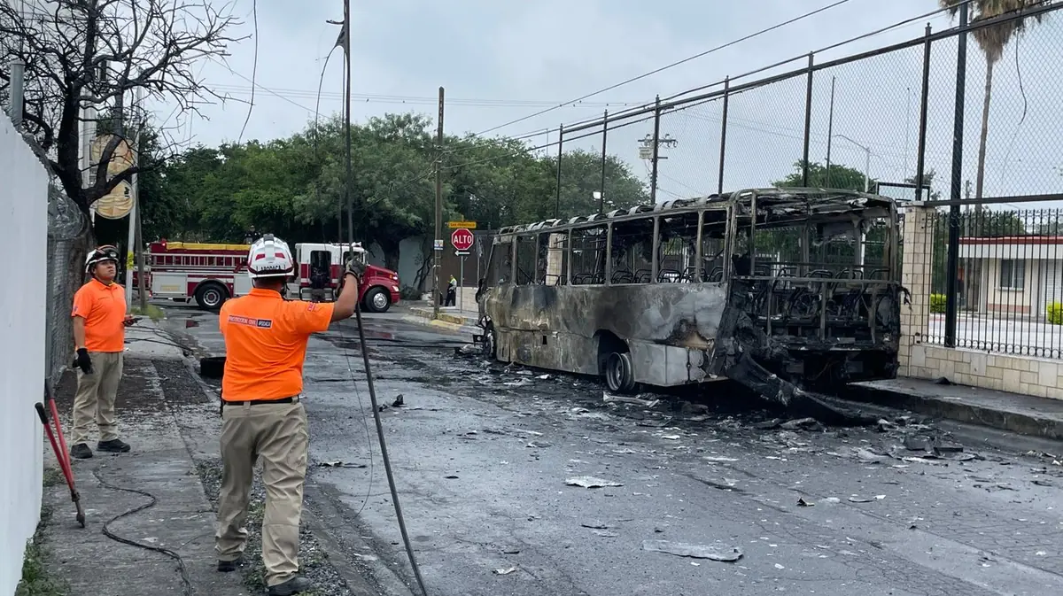 Un camión de la empresa Settepi ardió en llamas durante su traslado a un taller, causando explosiones y daños en el área.