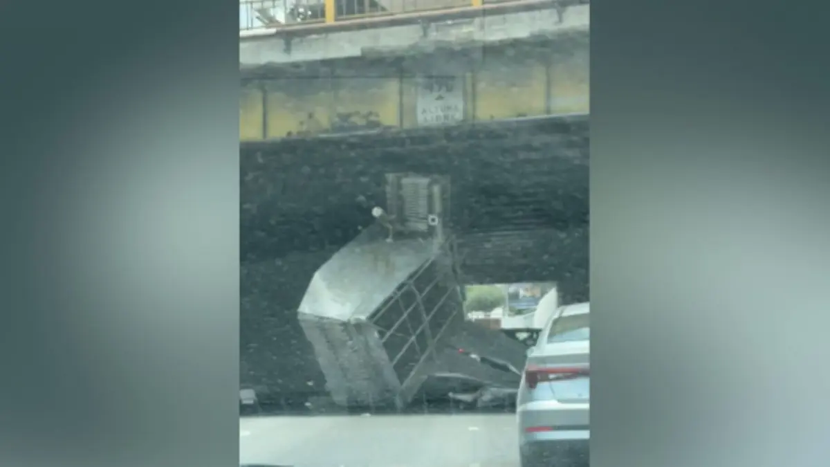 Vialidad colapsada en Monterrey genera tráfico lento por accidente vehicular.