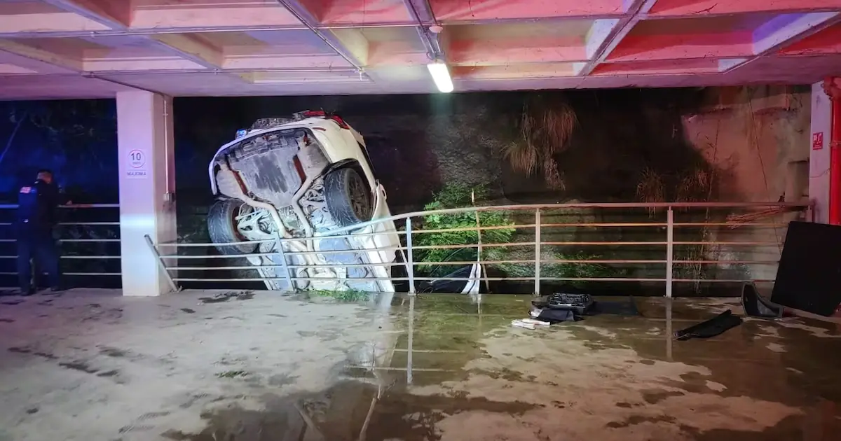 Un accidente sorprendente en San Pedro Garza García dejó al conductor en un estado crítico pero con vida.