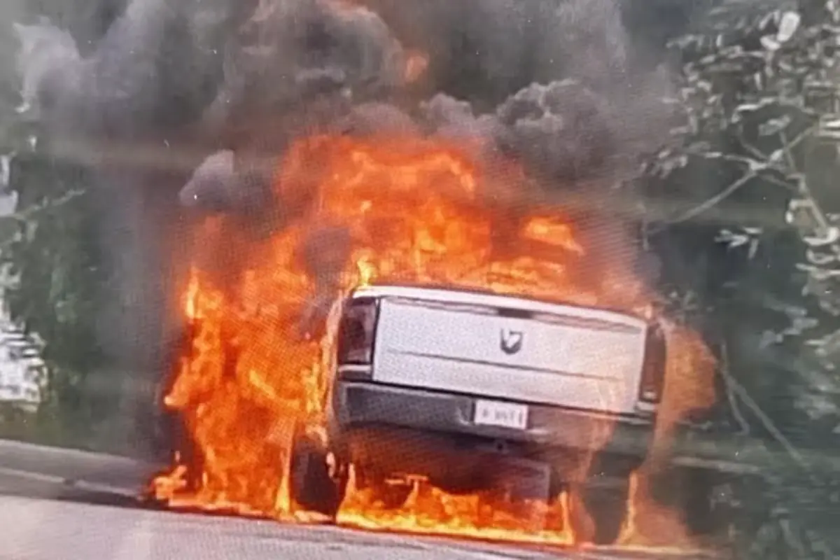 Un incendio en una camioneta generó tensión, pero afortunadamente no hubo lesionados.