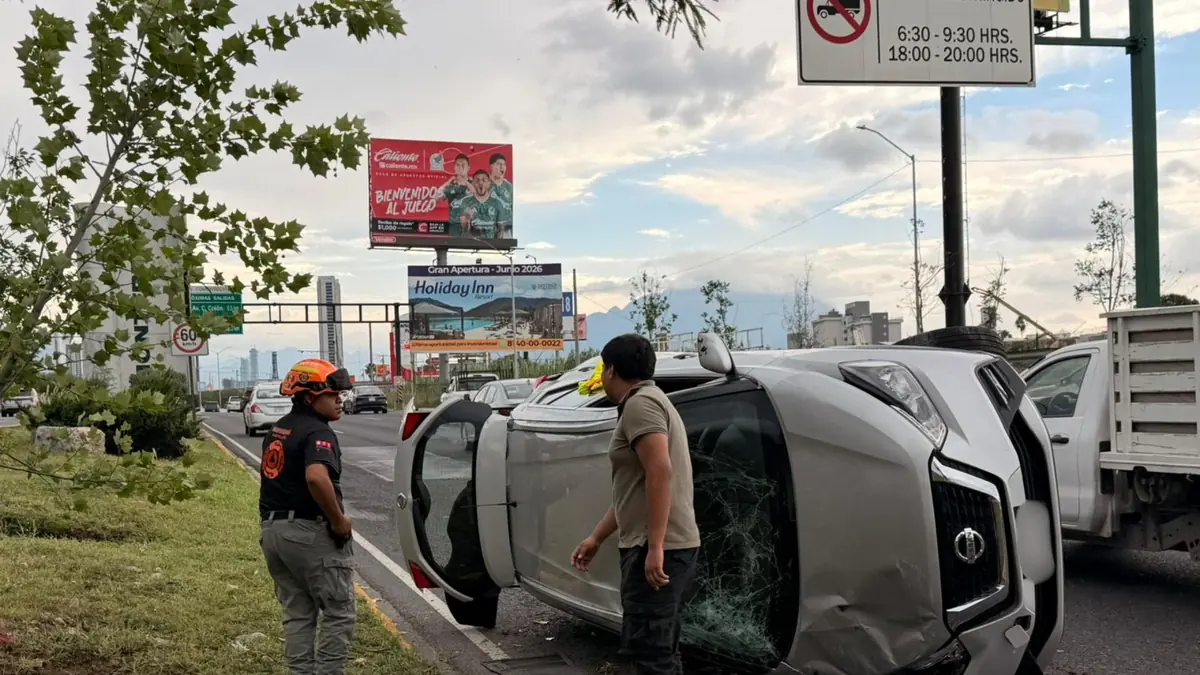 Un joven conductor salió ileso tras el accidente en avenida Constitución, donde la atención oportuna evitó complicaciones.