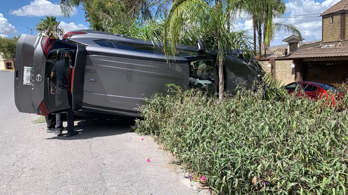 Una mujer perdió el control de su vehículo, pero no sufrió daños significativos tras el accidente.
