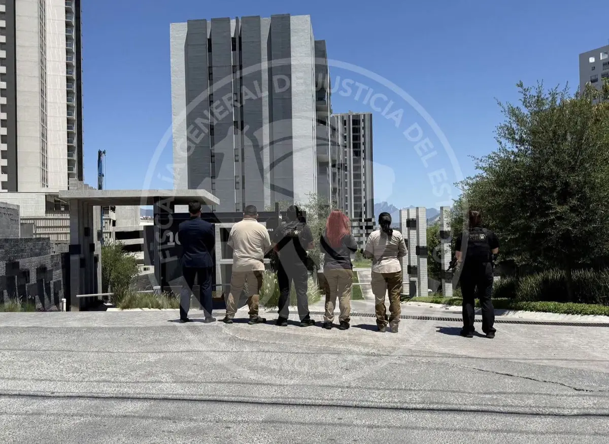 La Fiscalía de Nuevo León realiza operativos en complejos residenciales para esclarecer un caso de feminicidio.