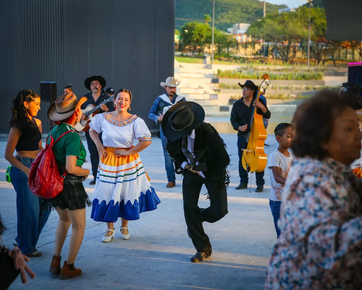 Familias neolonesas disfrutan de un evento musical en el Parque del Agua por el Día del Padre.