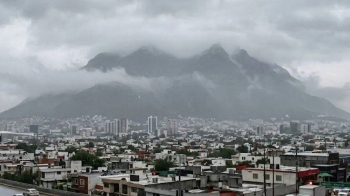 Las condiciones climáticas en Nuevo León incluirán temperaturas altas y lluvias a lo largo del día.