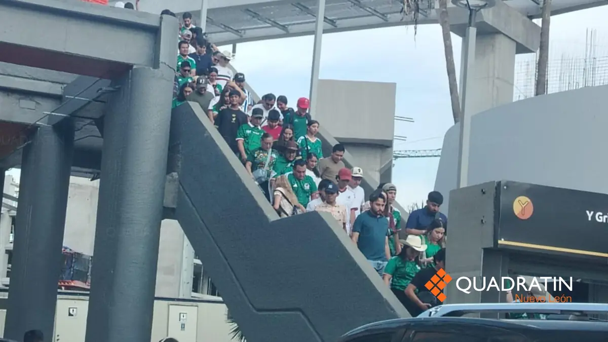 La afición se reúne en el transporte público para apoyar a México en el partido contra Corea del Sur.