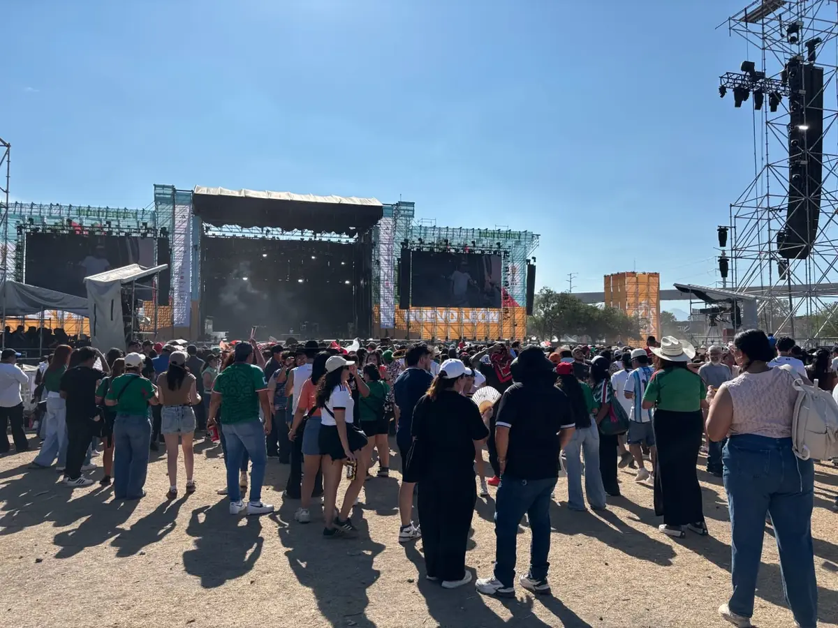 A pesar del calor extremo, el Fan Fest 2026 en Monterrey atrae a miles de asistentes.