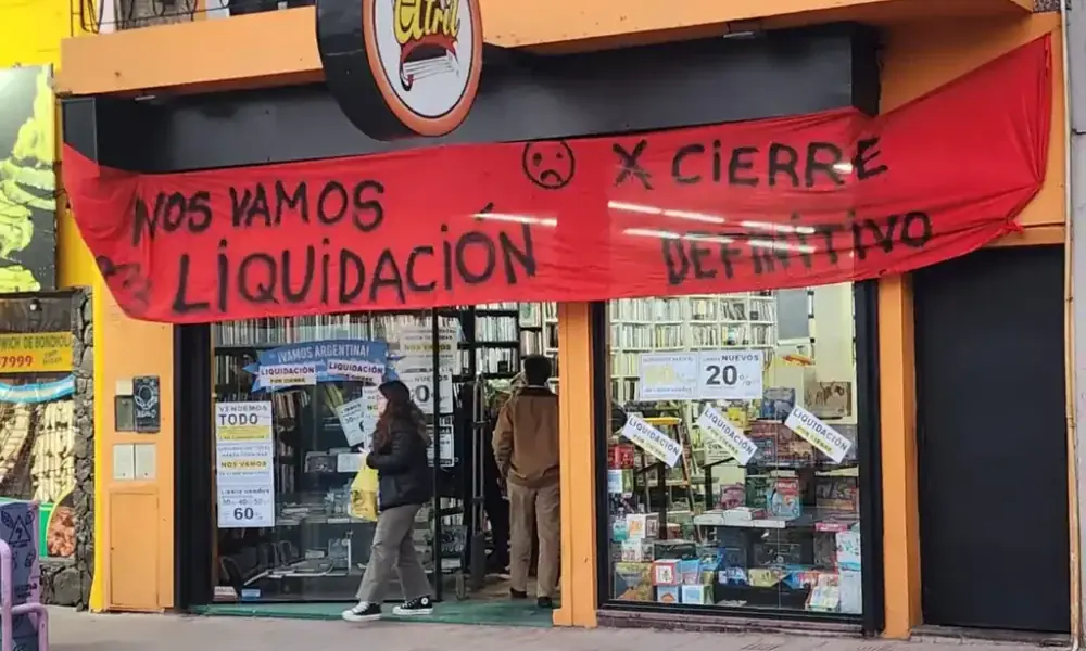 La histórica librería anunció su liquidación debido a la caída de ventas en el sector.