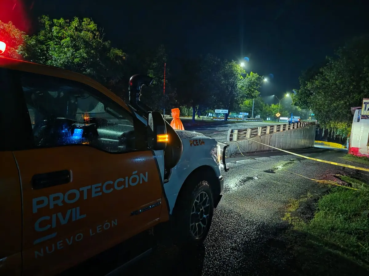 Las lluvias causan afectaciones viales, pidiendo precaución a los conductores.