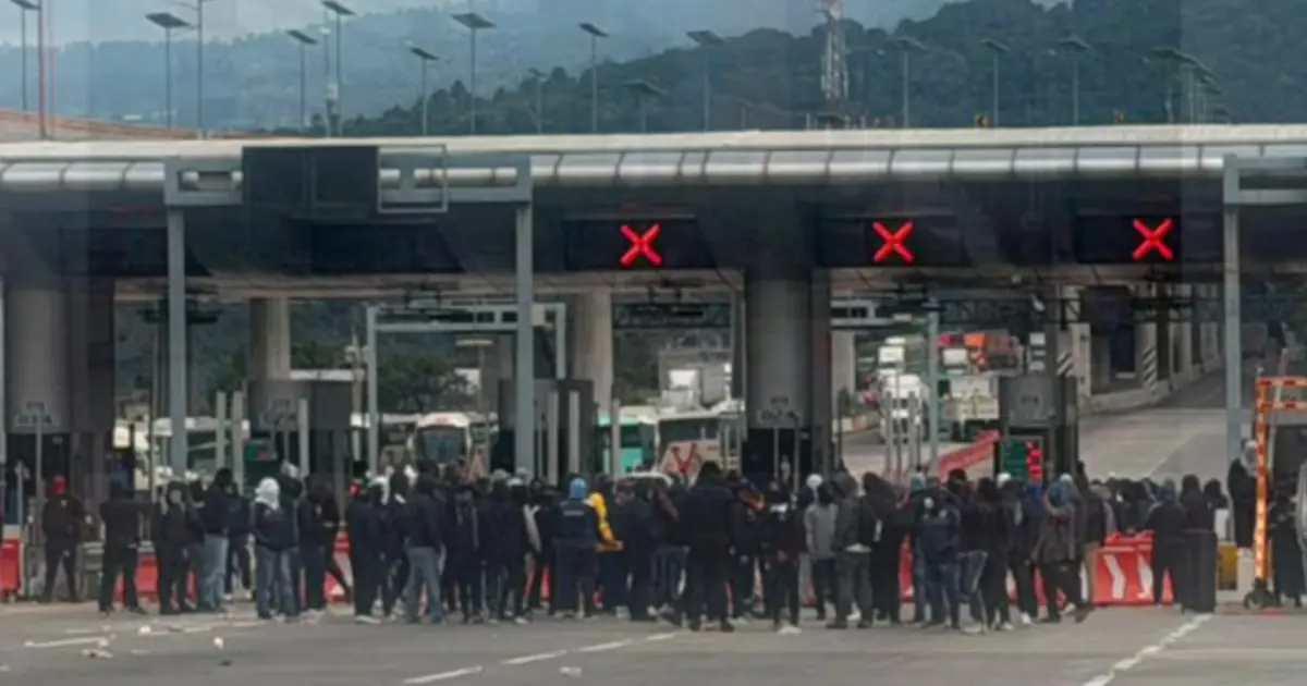 La autopista permanece cerrada, generando caos vial y desvíos para automovilistas.