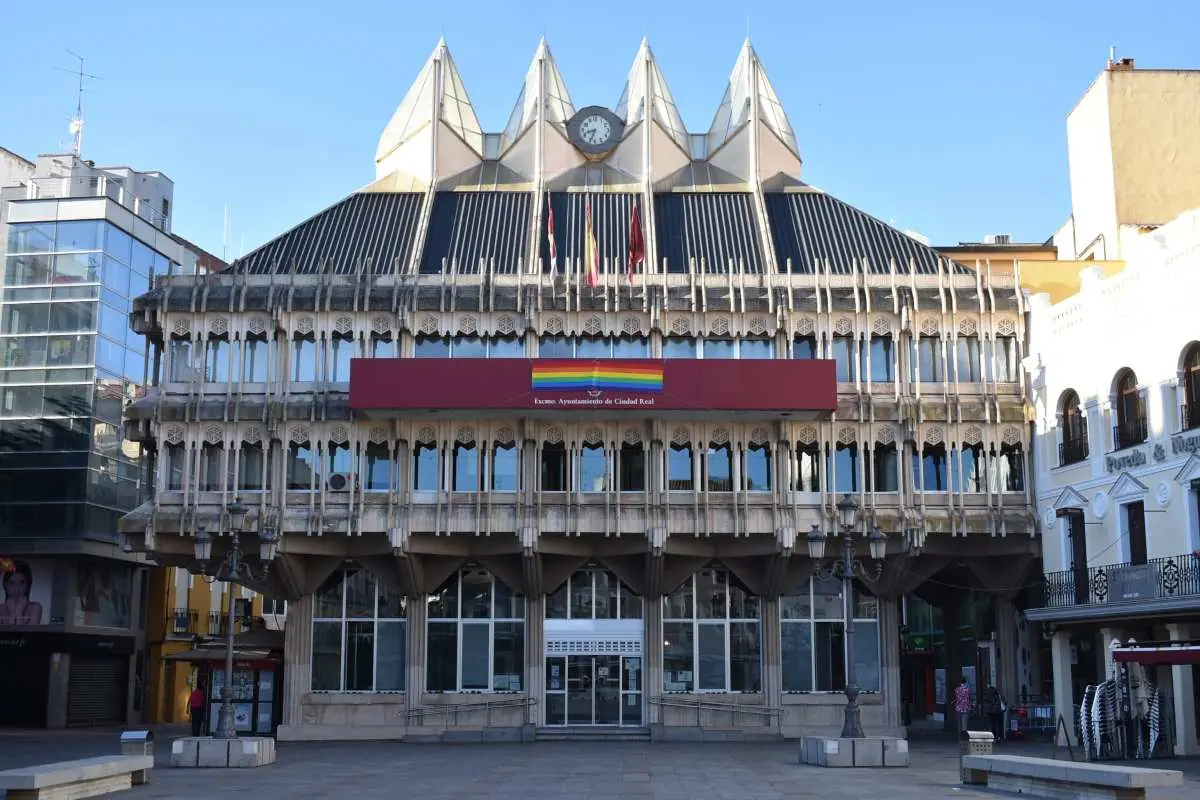 La ciudad celebra el Día Internacional del Orgullo con un gesto de apoyo al colectivo LGTBI.